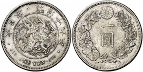Año 16 (1883). Japón. Mutsuhito. 1 yen. (Kr. A25.2). 26,99 g. AG. Golpecito. Escasa. MBC.