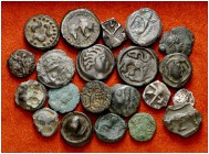 Lote formado por 18 bronces de la Galia variados, 2 dracmas "a la croix" y 1 óbolo de Massalia. 21 monedas. A examinar. RC/MBC+.
