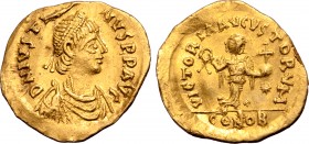 Justin I AV Tremissis. Constantinople, AD 492-518. D N IVSTINVS P P AVC, pearl-diademed and cuirassed bust to right, wearing paludamentum / VICTORIA A...