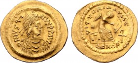 Justinian I AV Semissis. Constantinople, AD 527-565. D N IVSTINIANVS P P AVC, pearl-diademed and cuirassed bust to right, wearing paludamentum / VICTO...
