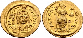 Justin II AV Solidus. Constantinople, AD 567-568. D N IVSTINVS P P AVI, helmeted and cuirassed bust facing, holding globus surmounted by crowning Vict...