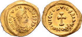 Tiberius II Constantine AV Tremissis. Constantinople, AD 578-582. ∂ M COSTANTINVS P P AV, pearl-diademed, draped and cuirassed bust to right / VICTOR ...