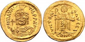 Maurice Tiberius AV Solidus. Constantinople, AD 583-602. D N MAVRC TIЬ P P AVG, helmeted, draped and cuirassed bust facing, holding globus cruciger / ...