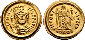 Maurice Tiberius AV Solidus. Ravenna, AD 586/587. O N MAVRC TIЬ P P AVC, helmeted and cuirassed bust facing, wearing paludamentum, holding globus cruc...
