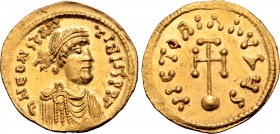 Constans II AV Semissis. Constantinople, AD 641-666. ∂ N CONSƮANƮINЧS P P A, diademed, draped and cuirassed bust to right / VICTORIA AVςЧ ς, cross pot...