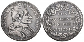 ROMA Innocenzo XI (Benedetto Odescalchi), 1676-1689.
Piastra a. VII. Ag gr. 31,86
Dr. INNOCEN XI - PONT MAX A VII. Busto a d. con camauro, mozzetta e ...