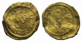Justin I (518-527). AV Tremissis (15mm, 1.51g, 6h). Constantinople. Diademed, draped and cuirassed bust r. R/ Victory advancing r., head l., holding w...