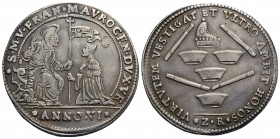 VENEZIA - Francesco Morosini (1688-1694) - Osella - 1693 A. VI - Il Doge inginocchiato riceve da San Marco lo stendardo - R/ Quattro bastoni di comand...