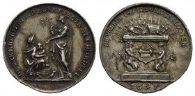 OLANDA - Medaglia - 1697 - Pace di Rijswijk - Altare con armi in fiamme - R/ La Misericordia a d. di fronte a madre inginocchiata con bimbo Opus: J. L...