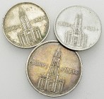 Deutschland, Lot von 3 Silbermünzen 

Deutschland. Drittes Reich. Lot von 3 AR Münzen, Garnisonskirche:

2 Reichsmark 1934 A
2 Reichsmark 1934 D...