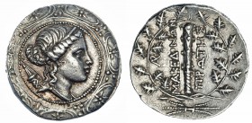 MACEDONIA. Anfípolis. Tetradracma (158-149 a. C.). A/ Escudo macedonio con cabeza de Artemisa a der. R/ Dentro de corona maza con monograma encima y l...