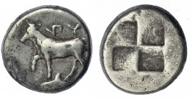 TRACIA. Bizantium. Siclo (340-320 a.C. ). A/ Ternera a izq.; debajo delfín y encima monograma. R/ Cuadrado incuso cuatripartito. AR 5,35 g. COP-476. S...