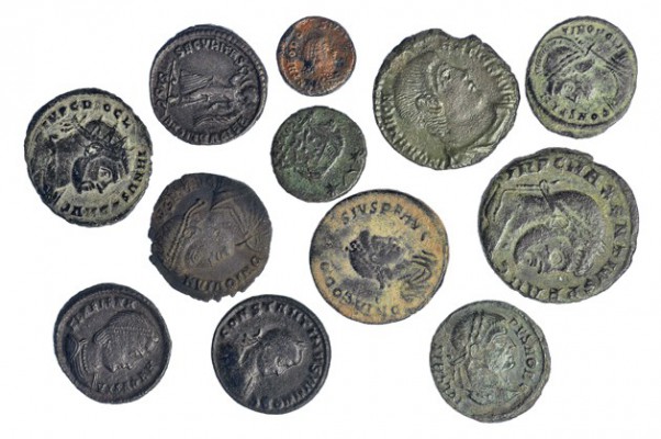 Lote de 12 bronces: Constantino I (2), Valentiniano, Elena, Crispo, Diocleciano,...
