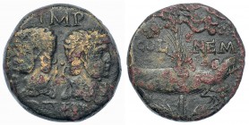 AGRIPPA Y AUGUSTO. As. Colonia Nemausus (10 a. C. - 10 d.C.). A/ Bustos opuestos de Agrippa y Augusto. R/ Cocodrilo a der. encadenado a una palmera; C...