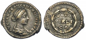 LUCILLA, esposa de Lucio Vero. Denario. Roma (161-162). A/ Busto drapeado a der. R/ Dentro de corona: VOTA / PVBLI / CA. RIC-791. CH-99. MBC. Escasa.