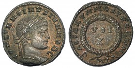 CONSTANTINO II. Follis. Roma (321). R/ CAESARVM NOSTRORVM; dentro de láurea: VOT / X. RIC-243. MBC+. Ex C. Dattari.