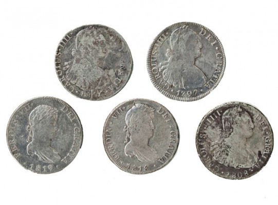 Lote de 5 monedas de 8 reales. Carlos IV (3); Fernando VII (2). Uno de ellos con...