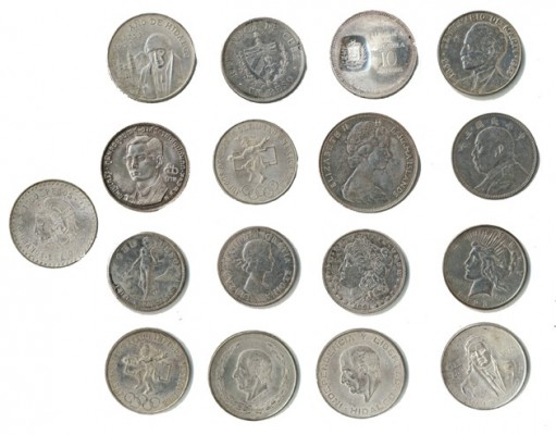 LOTE. 16 monedas tamaño corona y una doble corona. Bahamas, China, Cuba (2), Can...