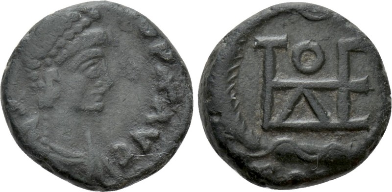 THEODOSIUS II (402-450). Nummus. Constantinople

Obv: D N THEODOSIVS P F AVG. ...