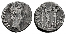 Emerita Augusta. Quinarius. 27 BC. Mérida (Badajoz). (Abh-982). (Acip-4431). Rev.: Victory standing right, placing wreath on trophy, around P CARISI L...