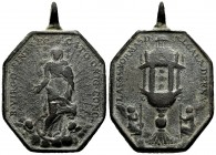Medal. S. XVII. Alcalá de Henares (Madrid). Anv.: LAS · SS · FORMAS D · ALCALA DE ENA. Sagradas formas entre dos angeles arrodillados con cetro. Rev.:...