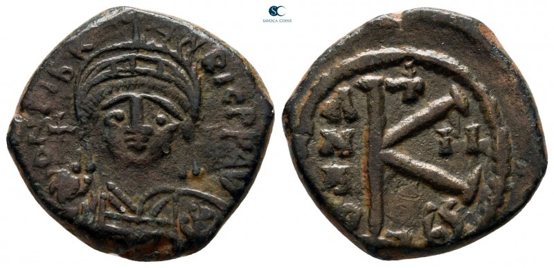 Maurice Tiberius AD 582-602. Thessalonica
Half Follis or 20 Nummi Æ

17 mm, 4...