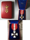 Savoia. Vittorio Emanuele III. Croce Ordine della Corona d'Italia. Cofanetto con stemma metallico. Ø 36.