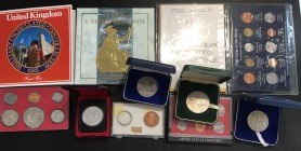 World Coins. Lotto divisionali e cofanetti monete mondiali (Gran Bretagna, Stati Uniti, Gambia, FAO, Malta…)