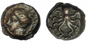 GRECIA ANTIGUA. SICILIA. Siracusa. Tetras (425-410 a.C.). A/ Cabeza de Aretusa a izq., detrás delfín. R/ Pulpo. AE 13 mm. 3,17 g. 13,3 mm. COP-677 vte...