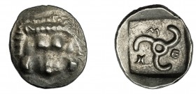 GRECIA ANTIGUA. LICIA. Mithrapata. Dióbolo (460-360 a.C.). A/ Cabeza frontal de león. R/ Trisqueles dentro de cuadrado incuso. AR 1,2 g. 12,8 mm. COP-...