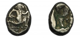GRECIA ANTIGUA. PERSIA. Reyes Aqueménidas. Siclo (Jerjes II-Atajerjes II, 455-420 a.C.). A/ Rey arrodillado a der. con daga y arco. R/ Punzón incuso. ...