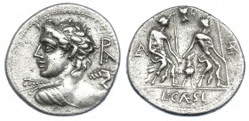REPÚBLICA ROMANA. CAESIA. Denario. Roma (112-111 a.C.). A/ Busto de Apolo de espaldas con haz de rayos, detrás AP. R/ Lares sentados a der. AR 3,84 g....