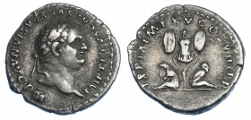 IMPERIO ROMANO. TITO. Denario. Roma (80 d.C.). R/ Trofeo flanqueado por dos cautivos; TR P IX IMP XV COS VIII P P. AR 3,26 g. 18,4 mm. RIC-102. Pátina...