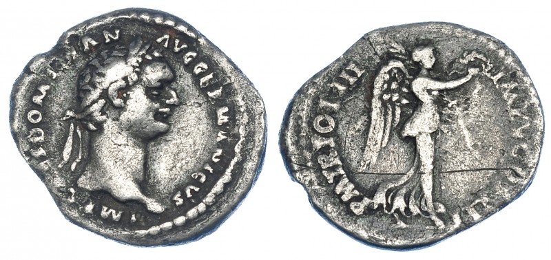 IMPERIO ROMANO. DOMICIANO. Quinario. Roma (84 d.C.). R/ Victoria avanzando a der...