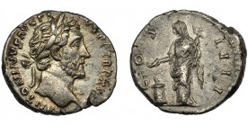 IMPERIO ROMANO. ANTONINO PÍO. Denario. Roma (154-155) R/ Vesta a izq. con pátera y palladium, sacrificando sobre altar; COS IIII. AR 3,37 g. 16,9 mm. ...