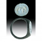 ROMA. Imperio Romano. Anillo (II-III d.C.). Bronce y calcedonia azul. Entalle con representación de jinete con lanza a izquierda atravesando a un guer...