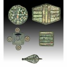 ROMA. Imperio Romano. Lote de cuatro objetos (IV-V d.C.). Tres apliques, un colgante y disco circular con decoración de pasta vítrea polícroma. Altura...