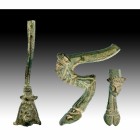 ROMA. Imperio Romano. Lote de dos objetos (II-IV d.C.). Bronce. Pie / soporte de trípode romano imperial con representación de cabeza de Sátiro y asa ...