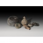ROMA. Imperio Romano. Lote de seis objetos (I-IV d.C.). Bronce y piedra pulimentada. Dos colgantes en forma de bellota, cuatro ponderales: con orifici...