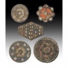 ROMA Y ÉPOCA MEDIEVAL. Lote de cinco objetos (IV-V d.C. y XIII-XIV d.C.). Tres apliques, un disco circular decorado con pasta vítrea y un pasarriendas...