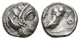 ATICA, Atenas. Obolo. (Ar. 0,69g/8mm). 454-404 a.C. Anv: Cabeza a derecha de Atenea, con casco ornamentado y pendiente. Rev: Buho estante a derehca mi...