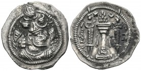 IMPERIO SASANIDA, Khusro II. Dracma. (Ar. 3,11g/28mm). Kirman (BN). Anv: Busto de Khusro II coronado a derecha. Rev: Altar con fuego entre dos guardia...