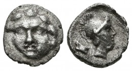 PISIDIA, Selge. Obol. (Ar. 0,93g/10mm). 350-300 a.C. Anv: Cabeza de frente de Gorgona. Rev: Cabeza de Atenea con casco a derecha, detrás astrágalo. (S...