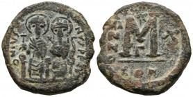 JUSTINO II. Follis (Ae. 15,42g/30mm). 574-575 d.C. Constantinopla. (SBV 360; DOC 38a). Anv: Justino II sosteniendo globo y Sofía con cetro sentados de...