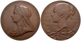REINO UNIDO. Reina Victoria Diamond Jubilee 1837- 1897. (Ae. 72,71g/55mm). 1897. (Eimer 1817a). SC. Incluye estuche original rojo de la Royal Mint.