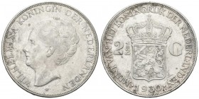 PAISES BAJOS. 2 1/2 Gulden. (Ar. 24,90g/38mm). 1930. Wilhelmina. (Km#165). MBC.