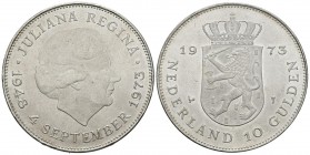 PAISES BAJOS. 10 Gulden. (Ar. 24,95g/38mm). 1973. 25 Aniversario del reinado de la reina Juliana. (Km#195). EBC+.