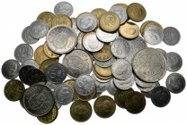 Conjunto formado por 101 monedas del Estado Español y Juan Carlos I, incluyendo dos piezas de 100 pesetas de 1966. Diferentes valores y materiales. Al...