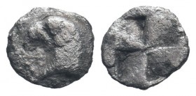 AEOLIS. Kyme.Circa 480-450 BC. AR Obol.Eagle's head left / Quadripartite incuse square.SNG Copenhagen 31; SNG von Aulock 1623.Fine.

Weight : 0.3 gr

...