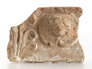 FRAMMENTO DI LASTRA CAMPANA
 I secolo a.C. - I secolo d.C.; alt. cm 13,5; lungh. cm 19; Porzione di lastra di terracotta di rivestimento del tipo ‘Ca...